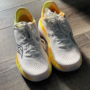 NWT - Saucony Endorphin Trainer - Size 10 - White and Yellow